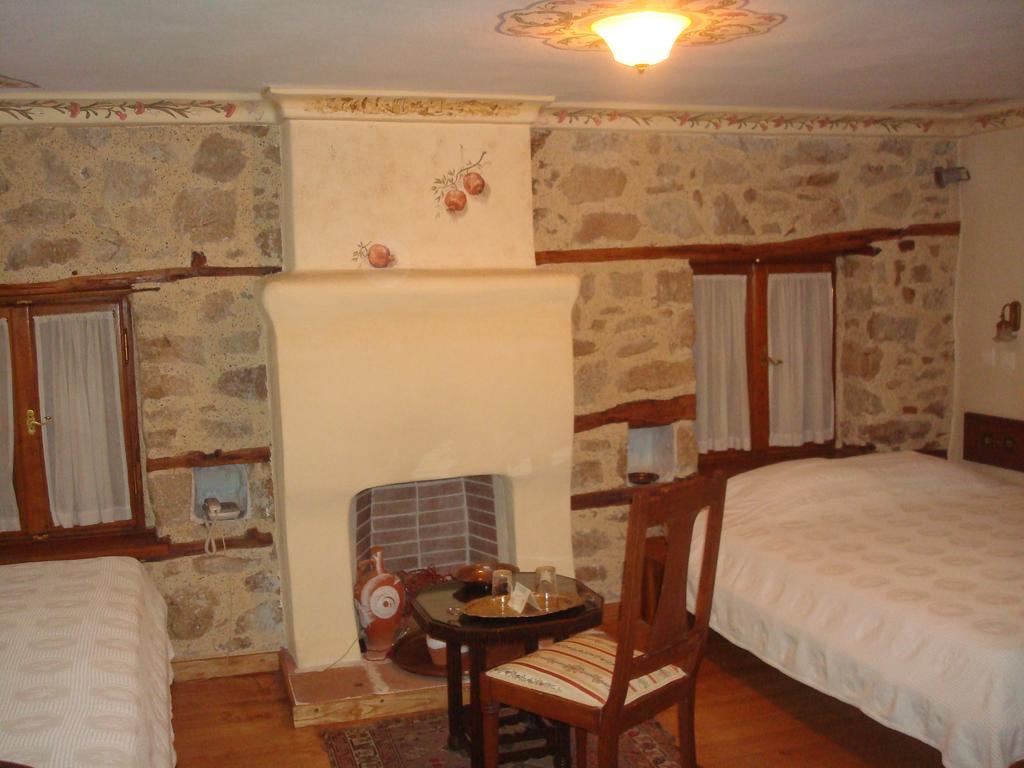 Oikia Alexandrou Traditional Inn อาร์ไนยา ภายนอก รูปภาพ